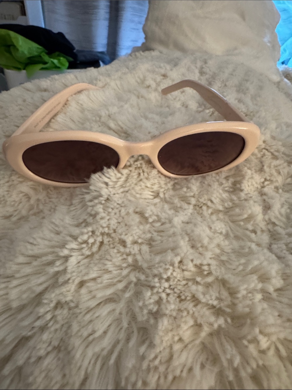 Women's Oval Sunglasses in Pale Pink